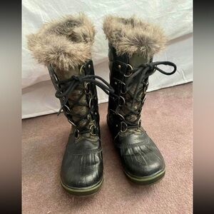 Sorel boots with faux fur size 7  camo black and green great condition
